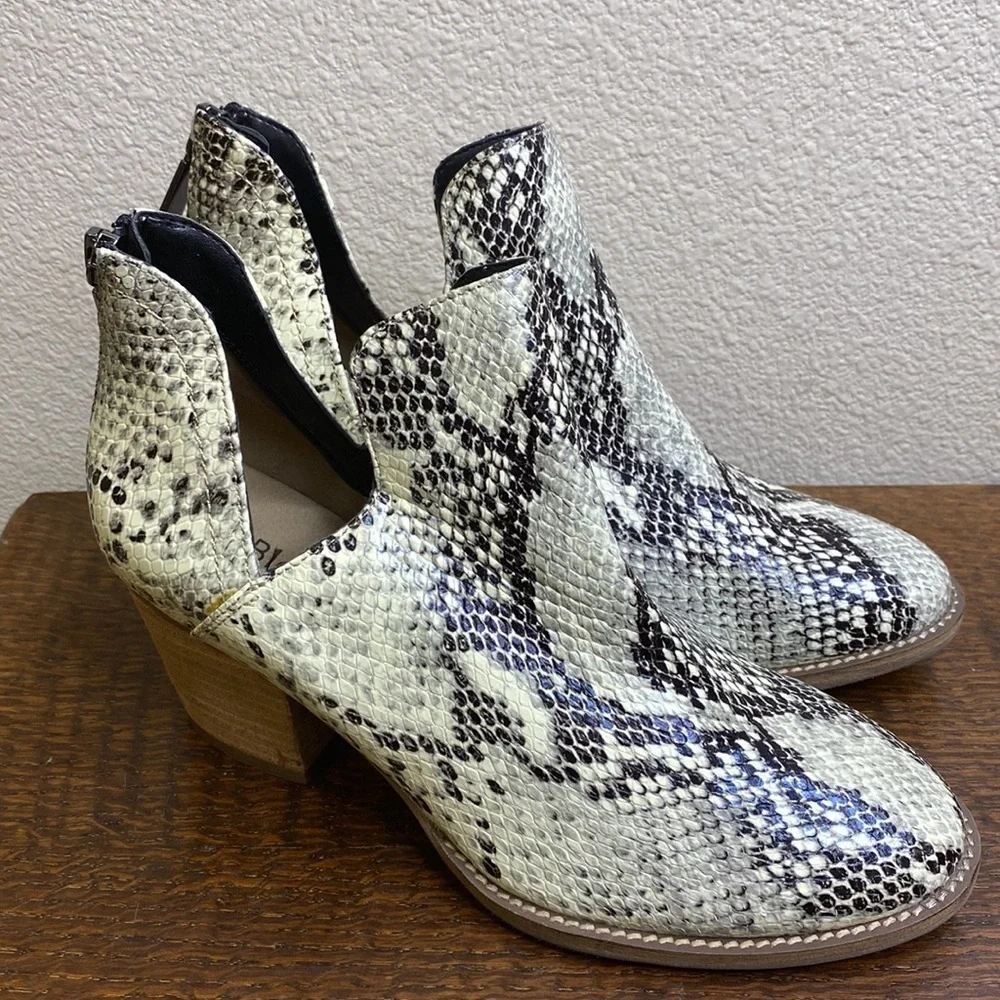 Blondo Waterproof Booties Snakeskin Print NWOT Size 7.5